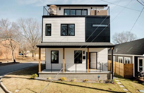 Downtown House | NEW Downtown Home with Rooftop Deck - Walkable