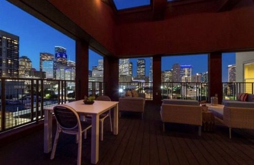 Central Business District Condo | New Downtown! Luxury 1-bedroom condo with AC, WiFi in delightful Houston