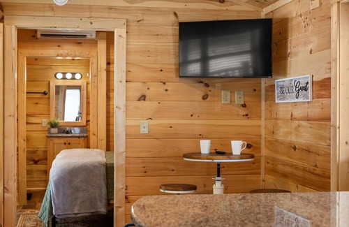 Simpsonville Cabin | NEW Downtown Simpsonville Cozy Cabin