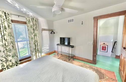 Three Oaks House | New! Downtown Three Oaks -15min to Beach! Lively Modern Family-Friendly +Cabin