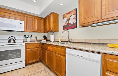 Uptown Design District Condo | New! Downtown Zen Oasis: Pools, Spa, 2 Patios, Pickleball