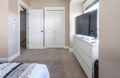 Eastlake House | NEW! Eastlake 3 br | fast wifi and views!| Sophari