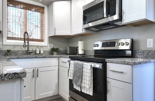 Colorado Springs Cottage | New, Eco-friendly, Mountain Views, Peaceful Backyard, King Bed, Dog Friendly