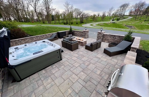 Ronks House | NEW! Elegance on The Farm Limitless Amenities ♦Pool ♦Hot Tub ♦Fish Pond +more!