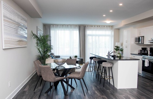 Carleton Place House | New Elegant & Stunning Townhome - 7 min from beach!