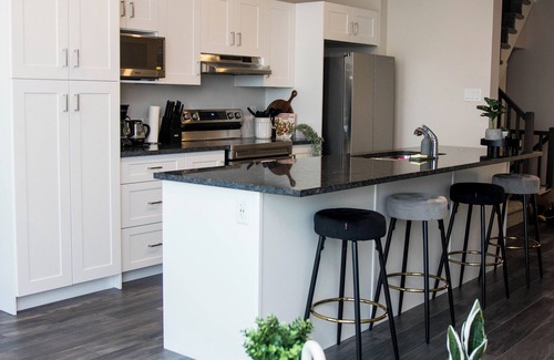 Carleton Place House | New Elegant & Stunning Townhome - 7 min from beach!