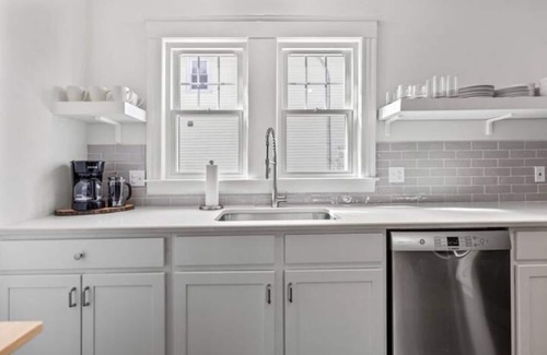 Oakdale Apartment | New England Charm, Portland - Parking included