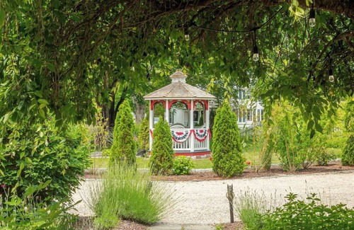 Stonington Apartment | New England Hospitality at the Carriage HousenMystic Vacation Rentals LLC