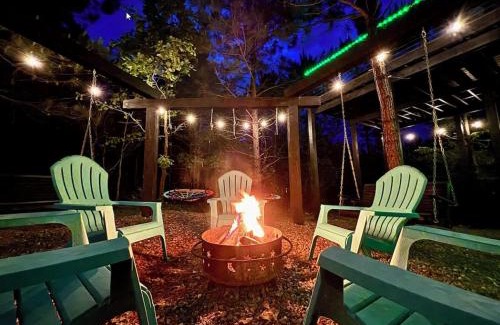 Broken Bow House | NEW Entertainer Cabin with Spa Games & Playground