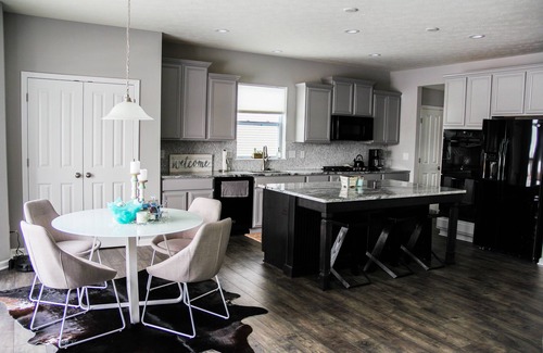 Westfield House | New entire house, 1 mile to Grand Park