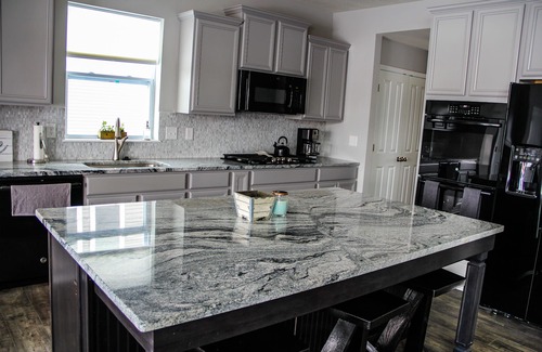 Westfield House | New entire house, 1 mile to Grand Park