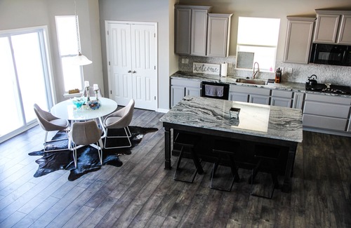 Westfield House | New entire house, 1 mile to Grand Park