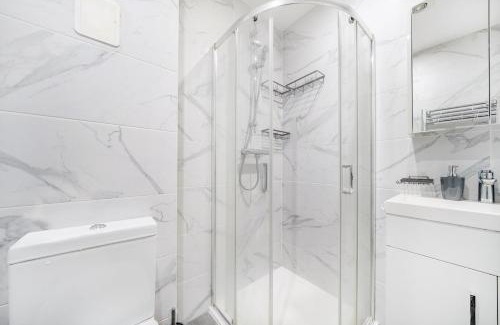 Borehamwood Apartment | NEW Entire spacious flat with parking