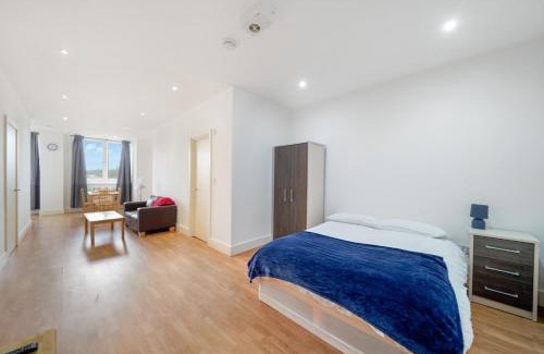 Borehamwood Apartment | NEW Entire spacious flat with parking
