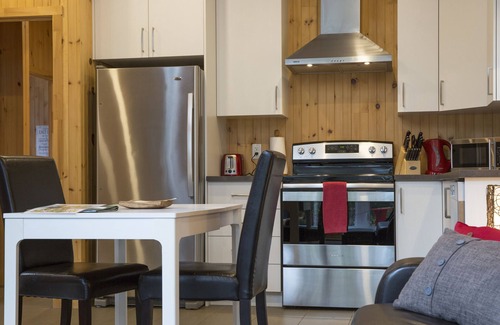 Saint-Paul-de-Montminy Cottage | NEW! ESKER NATURE ONE BEDROOM KING SIZE BED WITH PRIVATE SPA