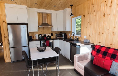 Saint-Paul-de-Montminy Cottage | NEW! ESKER NATURE ONE BEDROOM KING SIZE BED WITH PRIVATE SPA