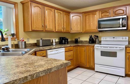 Tobyhanna House | NEW !Exquisite Poconos kids friendly gateway!