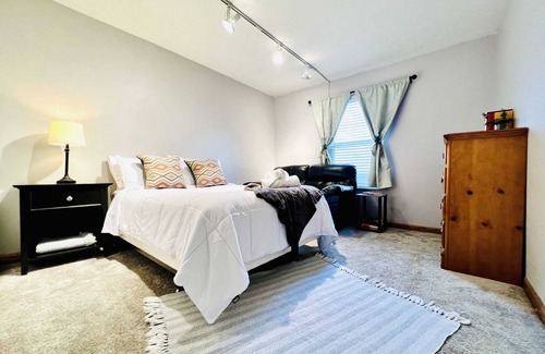 Carnegie House | NEW Extended Stay - 2 bed home in Carnegie, PA