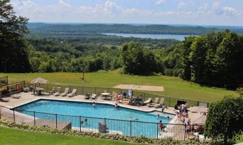 Bellaire House | New Fall Golf and Colors accommodates 10
