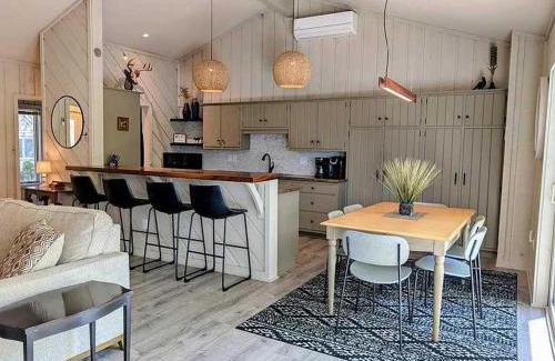 Bellaire House | New Fall Golf and Colors accommodates 10