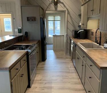 Bellaire House | New Fall Golf and Colors accommodates 10