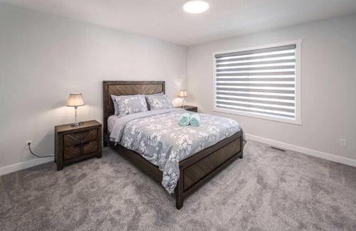 Lynnwood Ridge House | NEW Family 3BR w Yard, Sleeps 8! FREE Banff Pass, Wine, Netflix, Parking! Large Group OPTION!