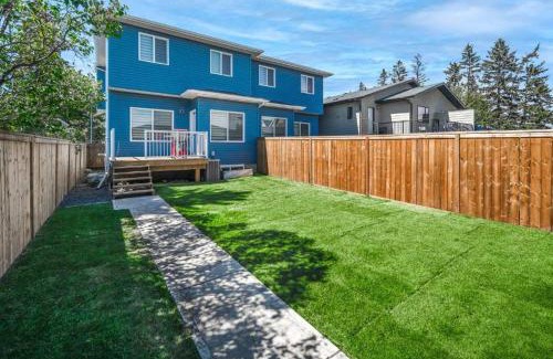 Lynnwood Ridge House | NEW Family 3BR w Yard, Sleeps 8! FREE Banff Pass, Wine, Netflix, Parking! Large Group OPTION!