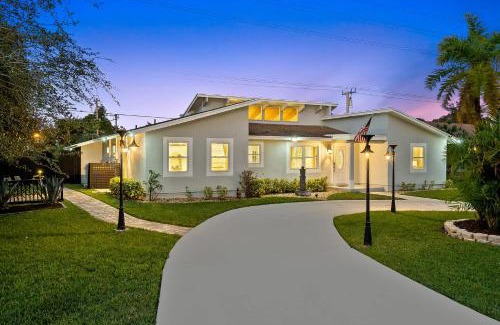 West Palm Beach House | NEW Family-Friendly 4BR West Palm Oasis Heated Pool Fire Pit Grill