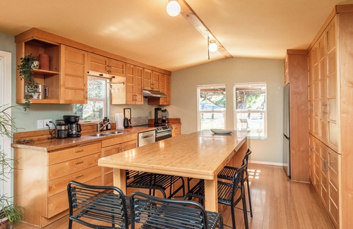 Cedar Ridge House | NEW Family Friendly Quiet Creekside 4 BR Hot Tub Sauna Firepit Theater Big Yard