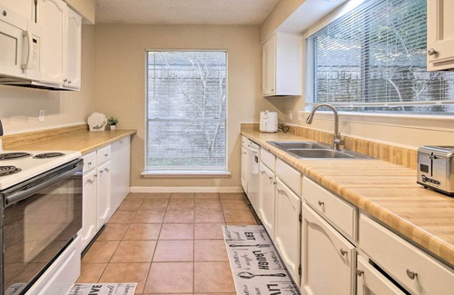 Wingate House | NEW! Family-Friendly Houston Retreat w/ Backyard!