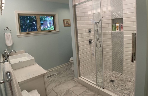 Hillcrest House | NEW! Family Home Centally Located, near great dinning, Zoo, Parks- NON SMOKING