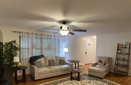 Hillcrest House | NEW! Family Home Centally Located, near great dinning, Zoo, Parks- NON SMOKING