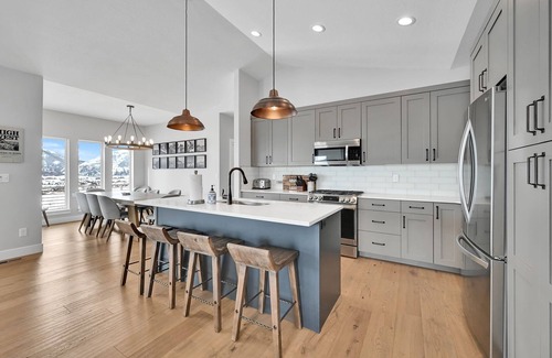 Wolf Creek House | New Family Home in Eden w Hot Tub and Great Views