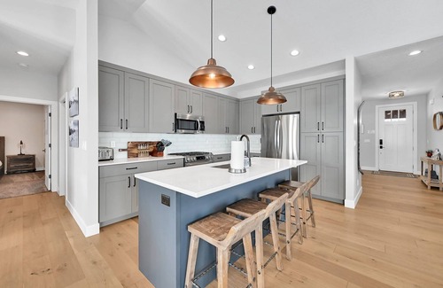 Wolf Creek House | New Family Home in Eden w Hot Tub and Great Views