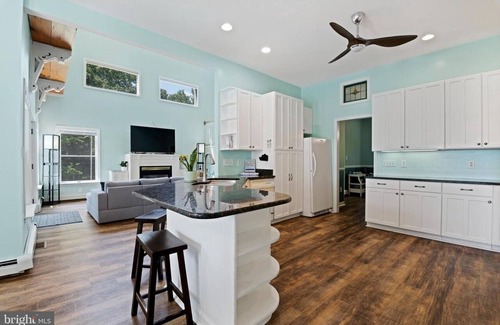 Louisa House | NEW! Family-sized Lakehouse - Hot Tub, Sauna, Game room, Volleyball, Lake Views
