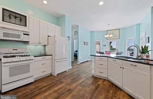 Louisa House | NEW! Family-sized Lakehouse - Hot Tub, Sauna, Game room, Volleyball, Lake Views