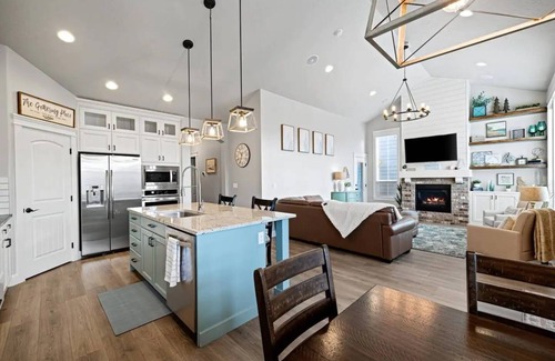 Southwest Ada County Alliance Cottage | New Farmhouse Cottage in the heart of Treasure valley with Hot tub!