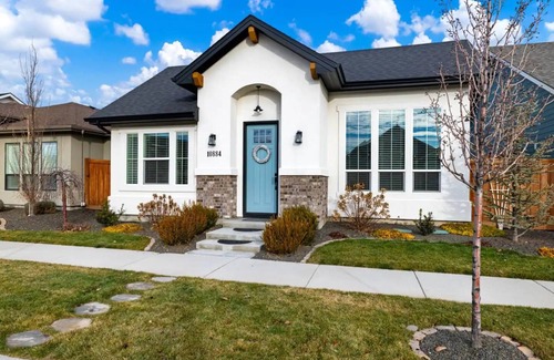 Southwest Ada County Alliance Cottage | New Farmhouse Cottage in the heart of Treasure valley with Hot tub!