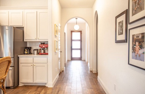 Benbrook House | New Farmhouse-Modern Home Close to Everything and pet friendly!