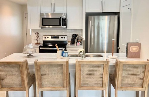 Milton House | NEW Festival House KING Bed Luxe Amenities 70" TV