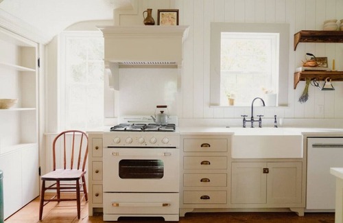 Mendon House | *NEW FINNISH SAUNA! Cheerful, Cozy Farmhouse Cottage and Apple Orchard