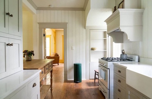 Mendon House | *NEW FINNISH SAUNA! Cheerful, Cozy Farmhouse Cottage and Apple Orchard