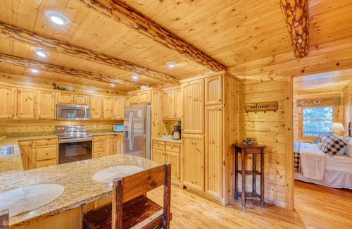 Cashes Valley Cabin | New Fire Pit! 3 King Suites, Creek, 15 mins 2 BR