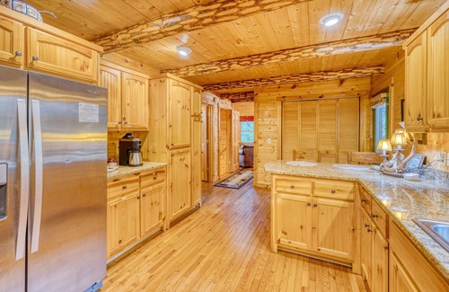Cashes Valley Cabin | New Fire Pit! 3 King Suites, Creek, 15 mins 2 BR