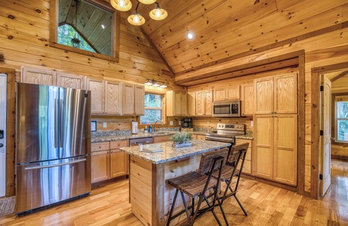 Epworth Cabin | NEW! - Fish the CREEK/Mountain VIEWS/mini-GOLF/hot tub/3 acres/Dog friendly