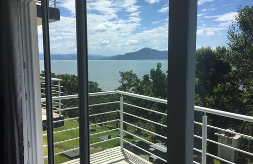 Sambaqui Apartment | New flat in Sambaqui, with spectacular view between the green and the sea