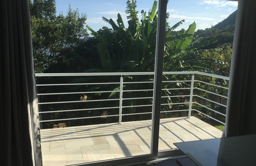 Sambaqui Apartment | New flat in Sambaqui, with spectacular view between the green and the sea