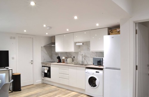 Luton Apartment | New Flat near Luton Airport *FREE Parking*