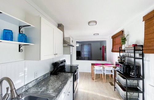 Beaufort House | New - Flirty Flamingo Bungalow - close to downtown