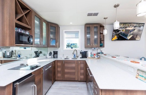 Fleming Island Boat Rental | New Floating Luxury: Unique Houseboat Retreat